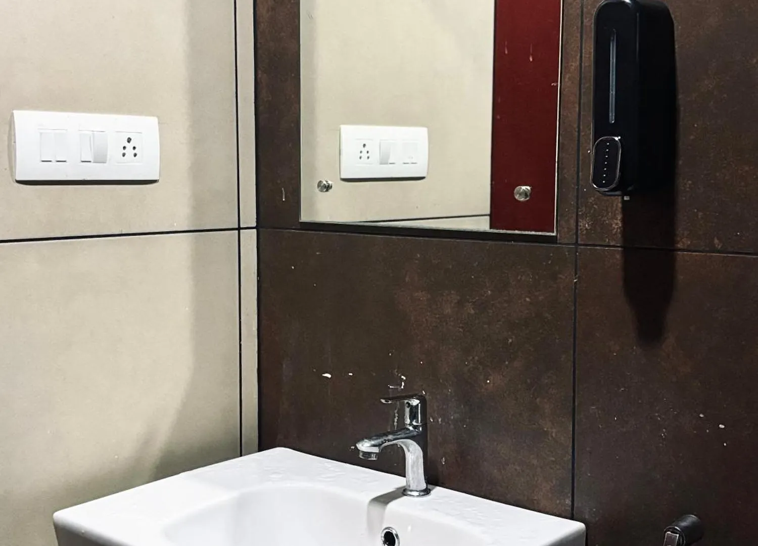 Uniro Rooms & Packages Kochi Hotel